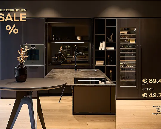 Musterküche mit Gaggenau, Spiegelglas Bronze und Naturstein - Küche – Eiche Onyxschwarz / Spiegelglas Bronze