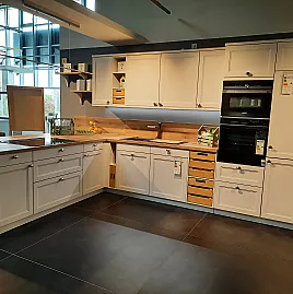 Moderne, weiße Landhausküche L-Form mit E-Geräten komplett, Akzente in Eiche NB Design Weiß Holz kombiniert stilvolle Einbauküche im Landhausstil