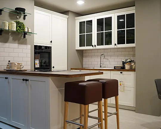 Landhausküche mit Kochinsel - 497 HELSINKI