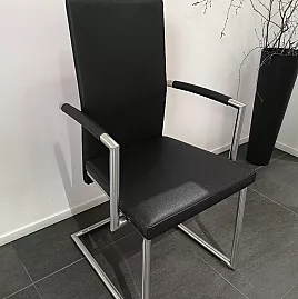 Zeitlos moderner Stuhl mit Armlehnen