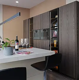 Einbauküche in Lack und Echtholz mit Dekton-Arbeitsplatte