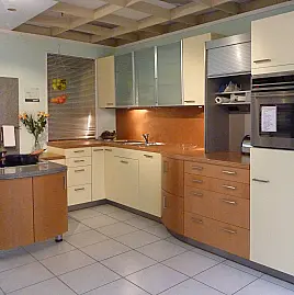 Designer-Küche mit Granitplatte und viel Stauraum