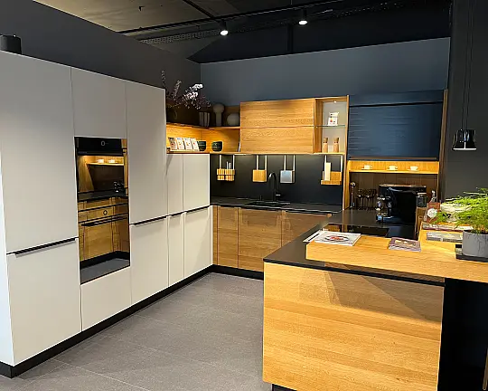 Massivholzküche in U-Form mit Bar - linee Küche