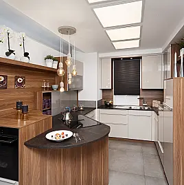 Moderne U-Küche mit halbrunder Theke