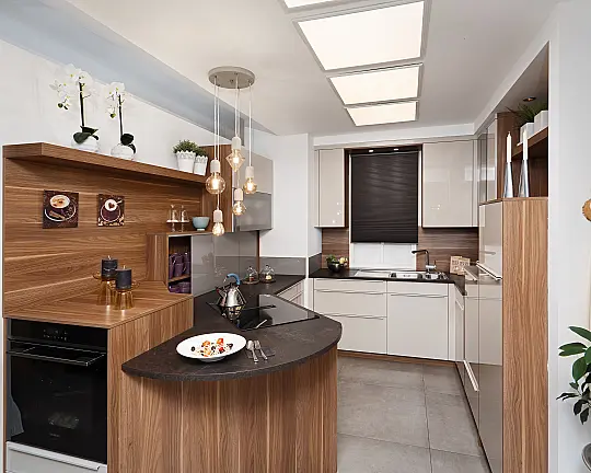 Moderne U-Küche mit halbrunder Theke - Sirius