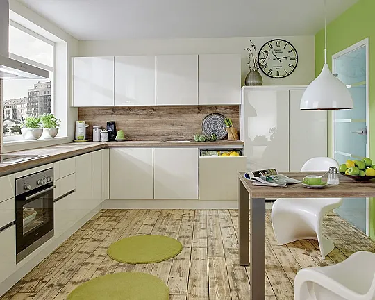 L-Küche mit Fronten in Weiß Hochglanz und räumige Essplatz - Lux