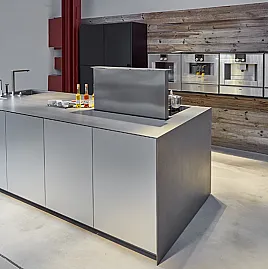 Kücheninsel in Aluminium mit Edelstahl Arbeitsplatte & Wandhängenden Gaggenau Geräten