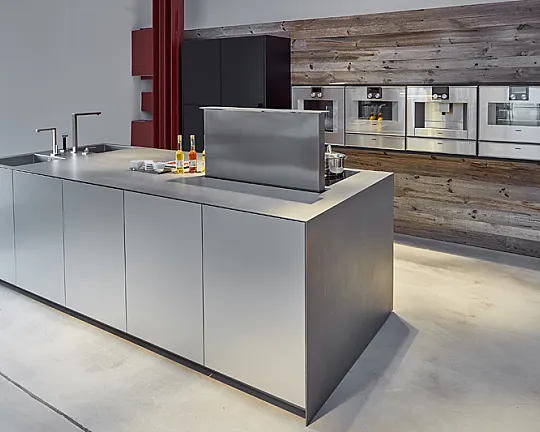 Kücheninsel in Aluminium mit Edelstahl Arbeitsplatte & Wandhängenden Gaggenau Geräten - F90 Aluminium / ML-Lack Matt (M20)