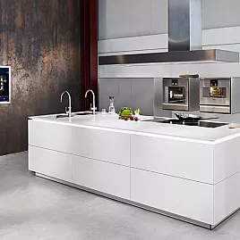 Kücheninsel in Glattlack Signalweiß mit perfekter Luxusausstattung