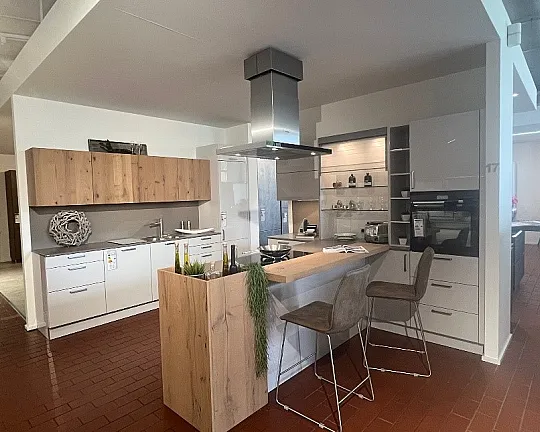 Schlichte Küche in ruhigen Farbtönen - AV4030 satin glänzend + AV6084 Echtholz furniert