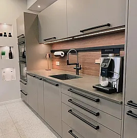 Elegante Einbauküche mit Hochschrankzeile und Kochinsel mit Sitzplätzen