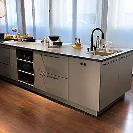 SieMatic Urban Kochinsel und Holz Hochschrankwand inkl. VZug Geräte