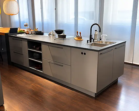 SieMatic Urban Kochinsel und Holz Hochschrankwand inkl. VZug Geräte - SieMatic Urban, Holz, Granit, VZug,