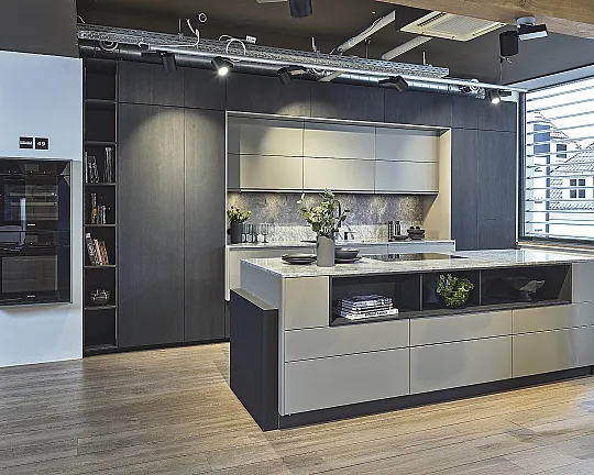 Koje 49 KH: Handgemaakte keuken met royaal keukeneiland en bijzonder granieten werkblad - UNIKAT by Ekelhoff in Vulkaaneiken Select en mat Terragrijs