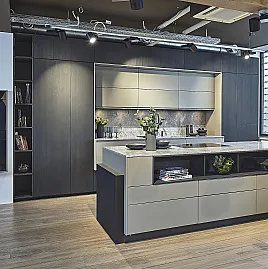 Koje 49 KH: Manufaktur-Küche mit großzügiger Kücheninsel und besonderer Granit Arbeitsplatte