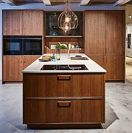 Koje 19 KL: Manufaktur-Küche mit Halbinsel und Keramik Arbeitsplatte