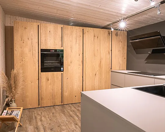 LEICHT Ausstellungsküche Olivgrau mit Echtholz (Trendfarbe Greige) - MADERO und F45 Fenix