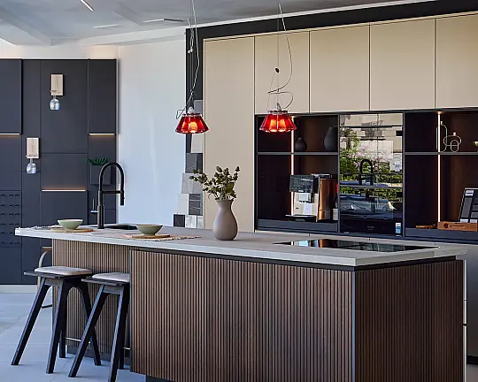 Designküche F6 Lammelle mit ALUMINUM kombiniert - Grfflosküche F6 Echtholz Lamelle Raüchereiche kombiniert mit Echt Aluminium Champagner
