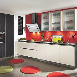 Moderne Einbauküche in L-Form Front Silk Seidenmatt/Carbon Seidenmatt mit Siemens Elektrogeräten und Silverline Muldenlüfter