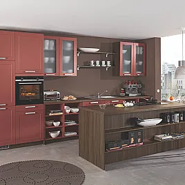 Moderne Einbauküche mit großer Kochinsel Front Marsala seidenmatt lackiert mit Siemens Elektrogeräten und Silverline Muldenlüfter
