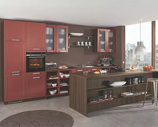 Moderne Einbauküche mit großer Kochinsel Front Marsala seidenmatt lackiert mit Siemens Elektrogeräten und Silverline Muldenlüfter - Phoenix