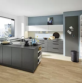 Moderne Inselküche in Stahl Grau und Articweiß Farbkombination