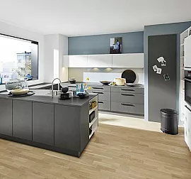 Moderne Inselküche in Stahl Grau und Articweiß Farbkombination