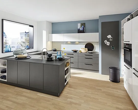 Moderne Inselküche in Stahl Grau und Articweiß Farbkombination - Metal