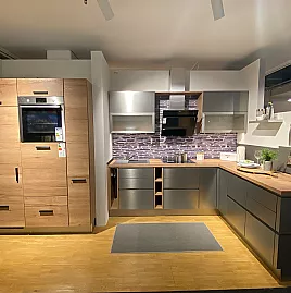 moderne grifflose L-Küche mit Edelstahloptik-Front