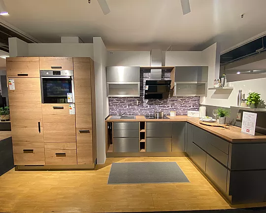 moderne grifflose L-Küche mit Edelstahloptik-Front - Lacklaminat Stahl gebürstet, Eiche Sierra, schiefergrau