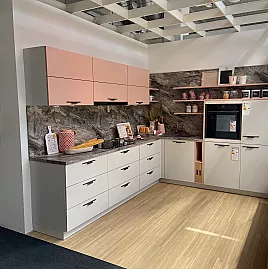 L-Küche mit rosa Absetzungen | K126