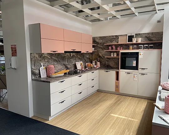 L-Küche mit rosa Absetzungen | K126 - Ulrike