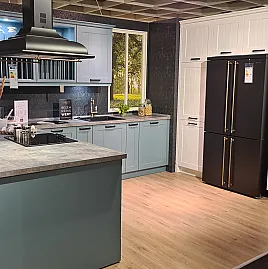 blaugraue Landhausküche mit stilvollen SMEG-Geräten
