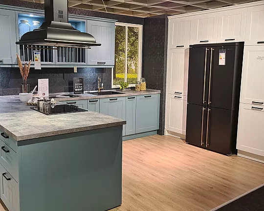 blaugraue Landhausküche mit stilvollen SMEG-Geräten - Carina in blaugrau und weiß