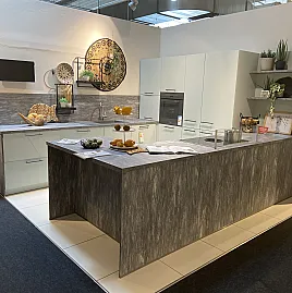G-Küche mit großer Arbeitsfläche | K144