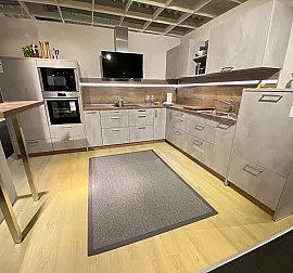L-Küche in moderner Beton-Optik mit Neff-Geräten