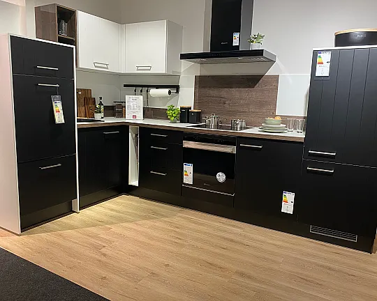 moderne schwarze L-Küche mit Holzakzenten - IP 7830 CK