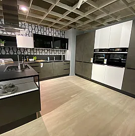 moderne große Küche mit Zementfront