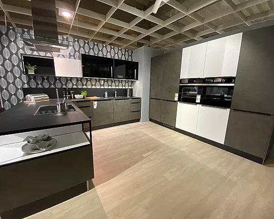 moderne große Küche mit Zementfront - Portland in anthrazit & SoftLack in weiß