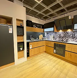 L-Küche mit Holzfunierfront, Miele-Geräten und Keramikplatte