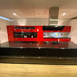große rote Küche mit Granit und Markengeräten