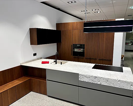 Premium Design-Küche in zeitlosem Farbmatch! Ambernuss Furnier, Fossil Strukturlack, NatursteinArbeitsplatte "taj mahal leather" als einzigartiges Unikat! Premium Geräteausstattung von Miele und Berbel inclusive! - Moorwald ambernuss furniert / Colora fossil SC lackiert