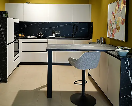 Elegante CONTUR Designküche mit Marmoroptik Vena & Siemens iQ700 - UMA Uni Matt