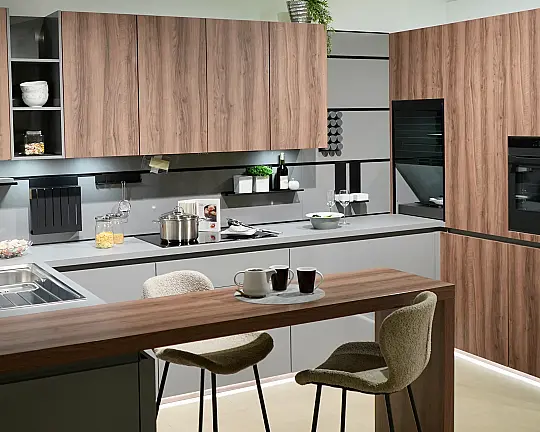 CONTUR Designküche in Nussbaum & Achatgrau mit AEG Premium-Geräten - AVO Avola