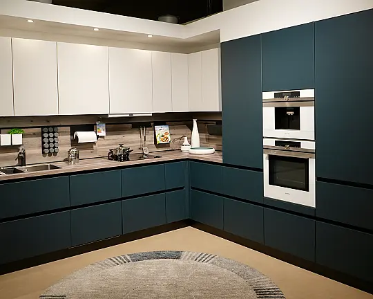 CONTUR Design-Musterküche in Intensivblau & Kristallgrau | Siemens iQ700 Kaffeevollautomat, Franke Box Center & LED-Design - SIE Siena