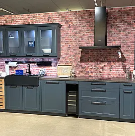 Hochwertige Landhaus-Ausstellungsküche Nobilia Cascada in Fjordblau mit Siemens iQ700, Villeroy & Boch & Weinklimaschrank