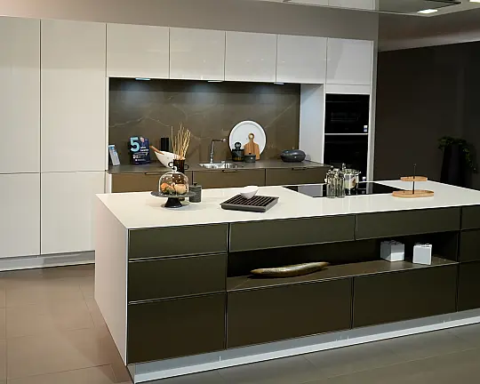 SieMatic Luxus-Musterküche mit Aluminium & Keramik Pulpis | Siemens iQ700 studioLine, Franke Premium-Ausstattung & LED-Designbeleuchtung - 55LG
