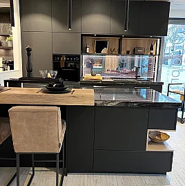 Exklusiv ausgestattete moderne Küche mit Fenix-Oberfläche in Trendfarbe schwarz