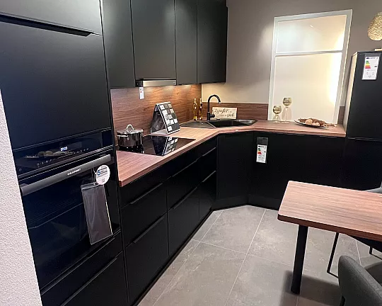 Einbauküche in L-Form mit kleinem Anbautisch für zwei Personen - Laser soft schwarz matt