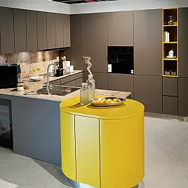 CONTUR Luxus-Musterküche mit Granit Kashmir Gold | Miele Weinklimaschrank, Siemens iQ700